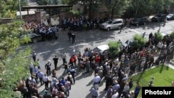 Առևտրականները ցույց են անցկացնում Ազգային ժողովի շենքի առջև, 29-ը սեպտեմբերի, 2014թ․