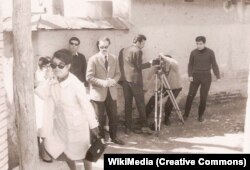 مصطفی فرزانه بر سر صحنه فیلمبرداری «زن و حیوان» به نمایش در آمده در جشنواره لوکارنو در ۱۹۶۲