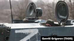 Расейскі салдат у баявой машыне на тэрыторыі Луганскай вобласьці Ўкраіны. Ілюстрацыйнае фота