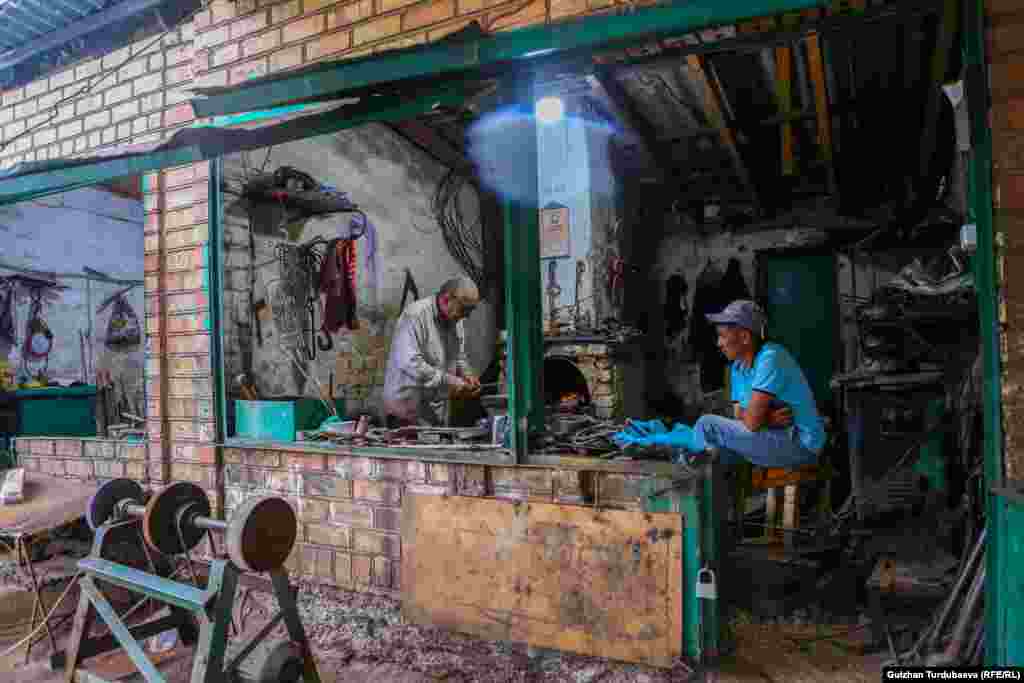 Абдулла Махкаммов (солдон биринчи) базардагы эң улгайган усталардын бири. Анын бул базарда иштегенине 50 жылдан ашкан.&nbsp; &quot;Темир устачылык менин ата-бабамдан калган өнөр. Менин чоң атамдын атасы да темир уста болгон экен. Мен да бул өнөргө эрте аралаштым. Беш жаштан баштап атам жанына алып алат эле. 15 жашымда өз алдынча иштеп баштагам. Темир устачылык менен үй-бүлөмдү багып, балдарымды чоңойттум. Уулум да ата өнөрүн улап уста болду. Азыр мен неберемди шакирт кылып алгам. Ата-баба өнөрү өлбөсө экен дейм&quot;, - дейт Абдулла Махкаммов.