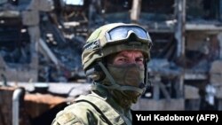 Российский военный в оккупированном Мариуполе. Иллюстративное фото