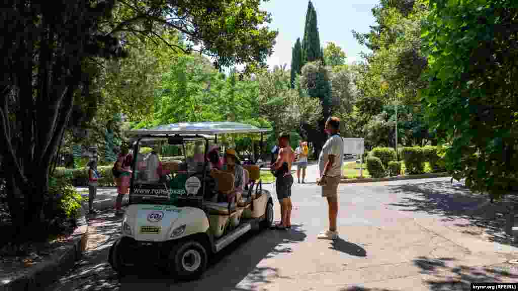 На території палацового комплексу запустили гольфкари. Екскурсії за 500 рублів проводять самі їхні водії