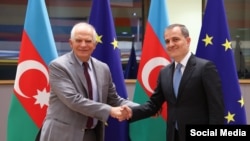 Верховный представитель Евросоюза по иностранным делам и политике безопасности Жозеп Боррель (слева) и министр иностранных дел Азербайджана Джейхун Байрамов