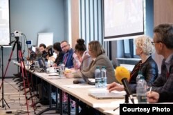 Анатоль Котаў (у чырвоным гальштуку) на Форуме дэмакратычных сілаў у Бэрліне, 2022 год