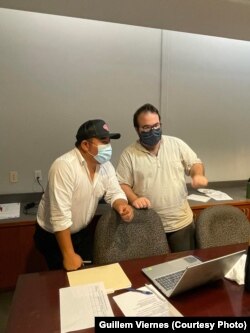 Калифорния университетында миноритар телләргә багышланган чара, уңда - Гильем Виернес