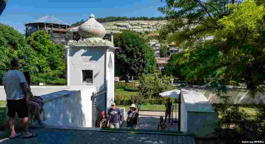 Көньяк капка янында экскурсия кассасы эшли.