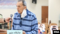 در تصاویری که از جلسات دادگاه جمشید شارمهد منتشر شده، وی به وضوح در شرایط روحی نامناسبی دیده می‌شود