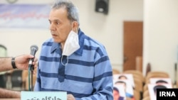 جمشید شارمهد در یکی از جلسات محاکمه در دادگاه‌ انقلاب اسلامی