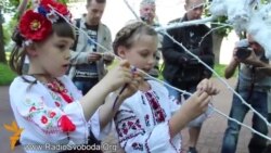 Евакуйовані діти з Донбасу створили у Софії Київській дерево бажань