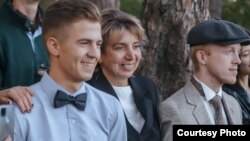 Татьяна Карпухина с сыном Даниилом и зятем Эдгаром