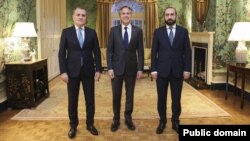 Госсекретарь США Энтони Блинкен (в центре) с главами МИД Армении и Азербайджана - Араратом Мирзояном (справа) и Джейхуном Байрамовым, Вашингтон, 7 ноября 2022 г.