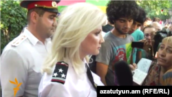 Начальник управления полиции по делам несовершеннолетних Нелли Дурян на проспекте Баграмяна, Ереван, 1 июля 2015 г.  
