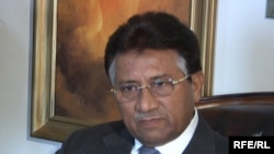 مشرف در كودتايى بدون خونريزى قدرت را به دست گرفت و به مدت ۹ سال كشورى مسلح به جنگ افزارهاى هسته اى را بدون رقيب رهبرى كرد.