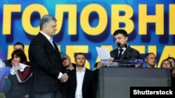 Зеленський (п) здобув у другому турі виборів президента 73,22% голосів. Порошенко (л) – 24,45%