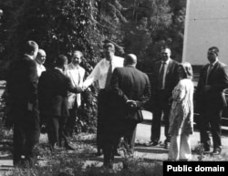 На этом фото, которое, по словам спецпрокурора Роберта Мюллера, было сделано по указанию Манафорта, тогдашний президент Виктор Янукович (по центру) изображен вместе с советником и депутатом от Партии регионов Анной Герман (вторая справа), старшим сыном Александром Януковичем (крайний слева) и Николаем Злочевским, экс-министром экологии (второй слева). Разговор с несколькими неустановленными лицами происходит в неизвестном месте, вероятнее всего, в резиденции Януковича «Межигорье»