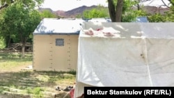 Кыргыз-тажик чек арасындагы "Достук" айылындагы чатырлар. Баткен району.  Сентябрь, 2021-жыл.