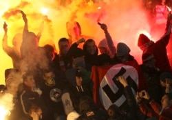 Орусиянын Ярославл шаарынын “Шинник” футбол клубу менен Маскөөнүн “Спартак” футбол клубунун оюнчулары беттешип жаткан маалда “Спартактын” күйөрмандары отурган тарапта айрым жаштар нацисттик свастикасы бар желекти көтөрүп чыгышты. Ярославл. 30.10.2013.