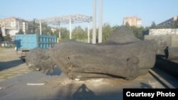 Повалений пам'ятник Леніну, Маріуполь, 15 серпня 2014 року (Фото з сайту «0629»)