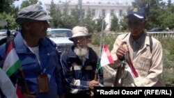 Täjigistandan Mekgä barýan uzak, agyr ýoly doly pyýada geçmäge synanyşýan ýedi adamly toparyň agzalary.