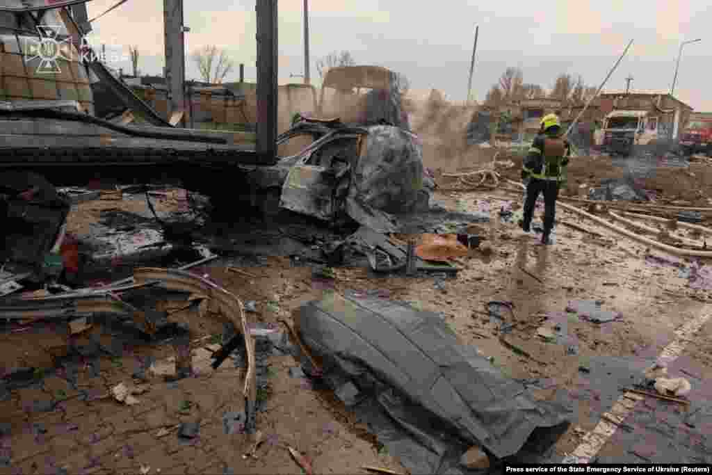 Російські військові регулярно з різних видів озброєння – ударними БпЛА, ракетами, КАБами, РСЗВ – атакують українські регіони.Керівництво Росії заперечує, що російська армія під час повномасштабної війни завдає цілеспрямованих ударів по цивільній інфраструктурі міст і сіл України, убиваючи цивільне населення і руйнуючи лікарні, школи, дитячі садочки, об’єкти енергетики та водозабезпечення.Українська влада і міжнародні організації кваліфікують ці удари як воєнні злочини Російської Федерації і наголошують, що вони мають цілеспрямований характер