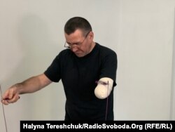 Сергій пристосував скакалку до руки і займається спортом. Вже поправився на 5 кілограмів