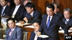 اعضای کابینه ژاپن؛ در ردیف جلو؛ نخست وزیر، وزیر خارجه و سخنگوی کابینه