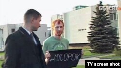 Belarusian activist Ivan Amelchanka (right) has been jailed for holding up a placard. 