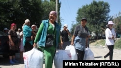 Кыргыз-казак чек арасында ары-бери жүк өткөргөн аялдар