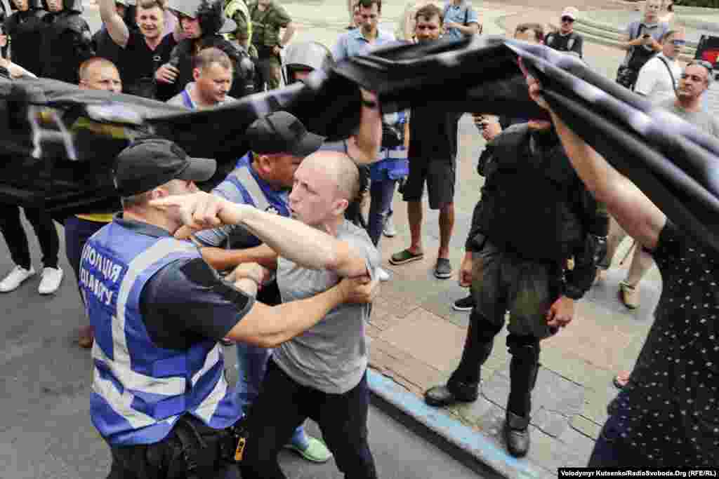 Кілька разів були спроби нападу на першу колону ходи. Утім, поліцейські оперативно відтісняли порушників. За повідомленнями правоохоронців, під час ходи жодну особу не затримали.&nbsp;