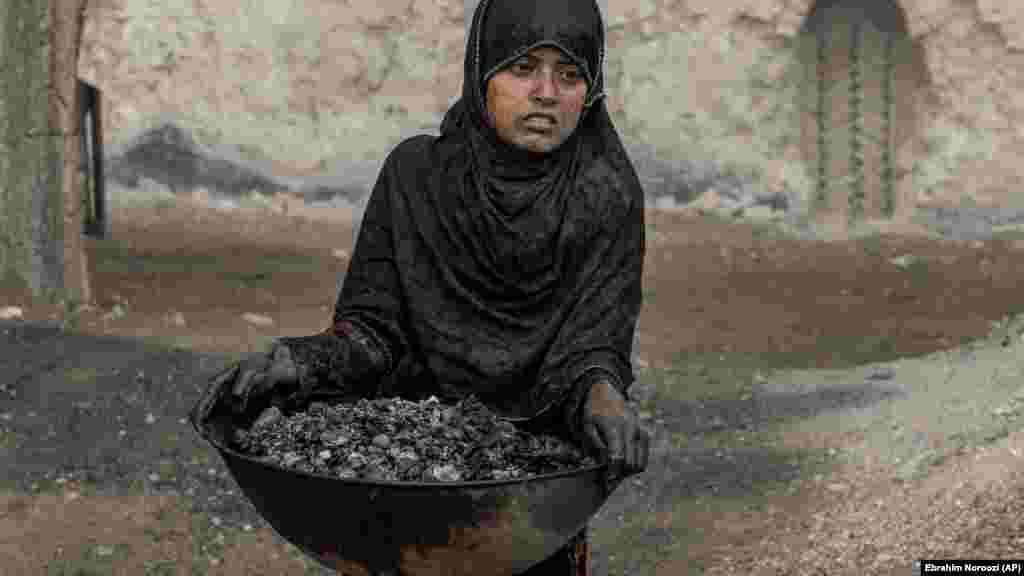 9 яшьлек әфган кызы Кабул янындагы кирпеч заводында эшли. 2022 елның 20 октябре. Әфганстанда бер ел элек хакимияткә талиблар килгәннән соң&nbsp;эшләүче балалар саны артты. (AP/Эбрагим Норузи)