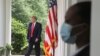 Президент США Дональд Трамп виходить на пресконференцію, де оголошує про розрив відносин із ВООЗ, Вашингтон, 29 травня 2020 року