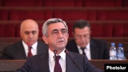 Президент Армении Серж Саргсян выступает на открытии 6-го форума Союза промышленников и предпринимателей Армении, Ереван, 9 ноября 2011 г.