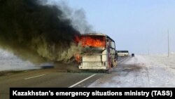 Ақтөбе облысы аумағында Шымкент - Самара күре  жолында өртеніп жатқан автобус. 18 қаңтар 2018 жыл.