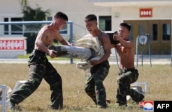 Це фото оприлюднило KCNA 4 жовтня 2024 року. Момент тренування північнокорейських спецпризначенців у невідомому місці