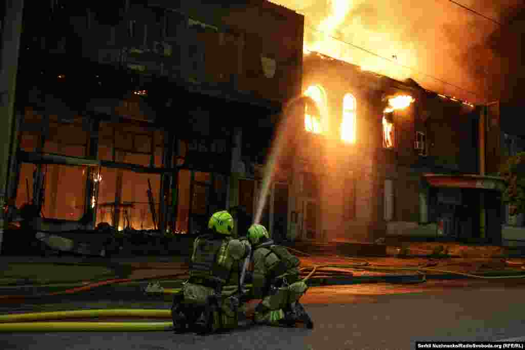 Пажарнікі змагаюцца з пажарам у Кіеве пасьля расейскага ўдару