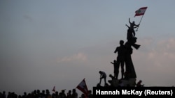 На вулицю в суботу вийшли тисячі людей. Вони протестували проти правлячого політичного класу, звинувачуючи його в глибокій політичній та економічній кризі, в якій перебуває країна