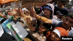 مهاجران در یونان در صف دریافت غذا