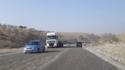 Учурда бүтпөй турган Маданият - Жалал-Абад жолунан унаалар каттап жатат.