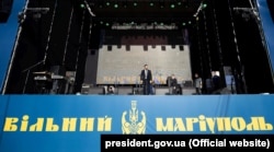 Президент Украины Владимир Зеленский поздравил жителей Мариуполя с пятой годовщиной освобождения города от российских гибридных сил. Мариуполь, 15 июня 2019 года