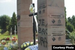 Один зі сплюндрованих українських пам'ятників
