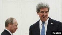 جان کری، وزیر امور خارجه آمریکا (راست) در سفر به مسکو با ولادیمیر پوتین، رییس جمهوری روسیه، دیدار کرد.