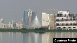 «Хан Шатыры» сауда орталығының артындағы қалдық су қоймасы. Астана, 24 сәуір  2011 жыл.