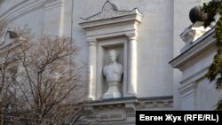 Бюст Петру Кошке в нише на здании севастопольской Панорамы