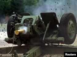 Первые 122-мм гаубицы были произведены для боснийской армии в рамках программы Equip and Train, финансируемой США, в Нови Травнике, Босния, в 1997 году