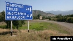 Решение де-факто властей парализовало жизнь в Ахалгори. Большинство работников местных бюджетных учреждений добираются на службу из поселения для беженцев – Церовани. Их рабочие кабинеты в Ахалгори второй день подряд пустуют