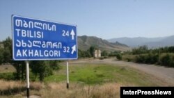 Вчера днем Мари Отарашвили прогуливалась по центру Ахалгори, когда ее неожиданно окликнул местный следователь Давит Гурциев