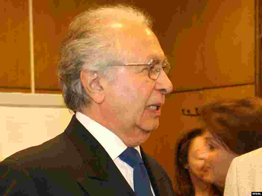 ایرج گرگین در مقر رادیو اروپای آزاد/ رادیو آزادی در پراگ -- خرداد ماه ۱۳۸۵