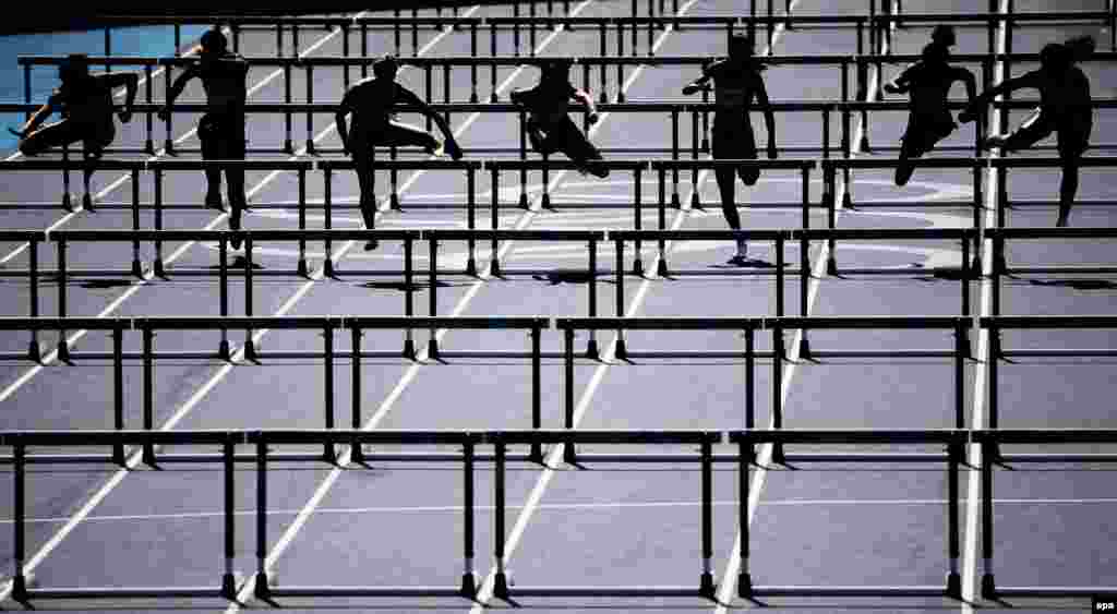 Забіг на 100 м із перешкодами серед жінок.