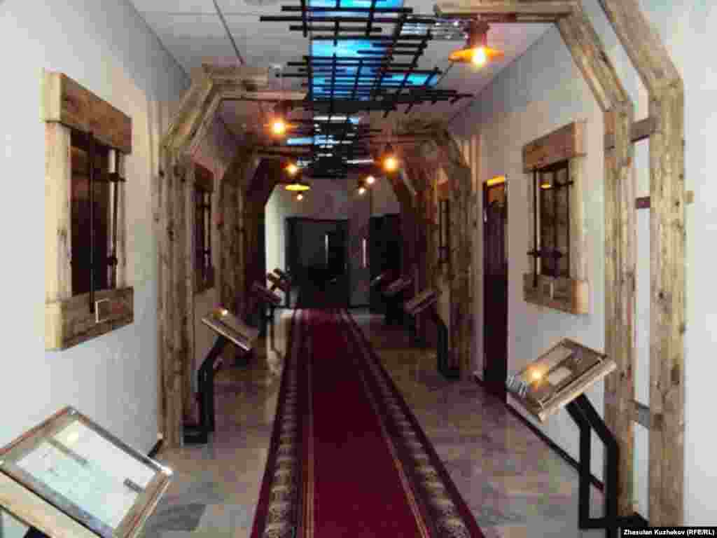 Саяси қуғын-сүргін құрбандарына арналған музейдің дәлізі. Қарағанды облысы Долинка ауылы, 31 мамыр, 2011 жыл.  