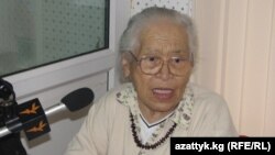 Академик Бүбүйна Орузбаева "Азаттыктын" студиясында, 2011-жыл.